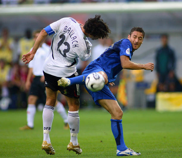 A rivalidade entre as duas proporciona um fato único: A Alemanha foi campeã mundial em solo italiano (1990), assim como a Itália foi campeã em domínios alemães (2006).