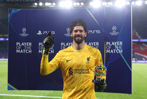Além de contribuir com defesas fundamentais, o goleiro foi responsável pela construção do gol da vitória dos Reds.
