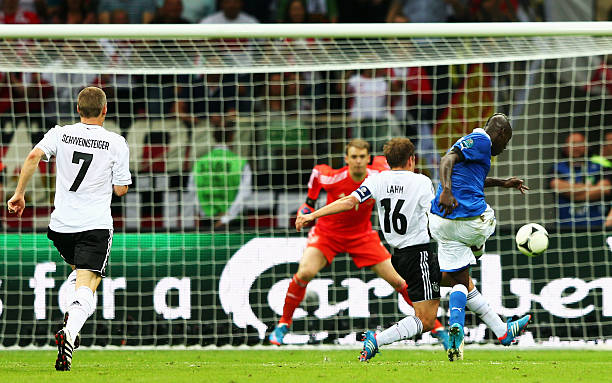 Mario Balotelli (azul) e Manuel Neuer (vermelho) foram colocados nos 23 melhores jogadores da Euro 2012.