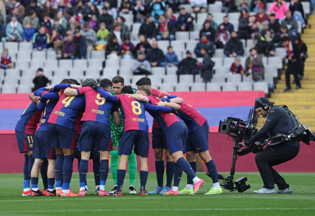 Os Blaugranas tentam conquistar títulos e receber boas premiações para espantar o fantasma das dívidas que assolam o clube.