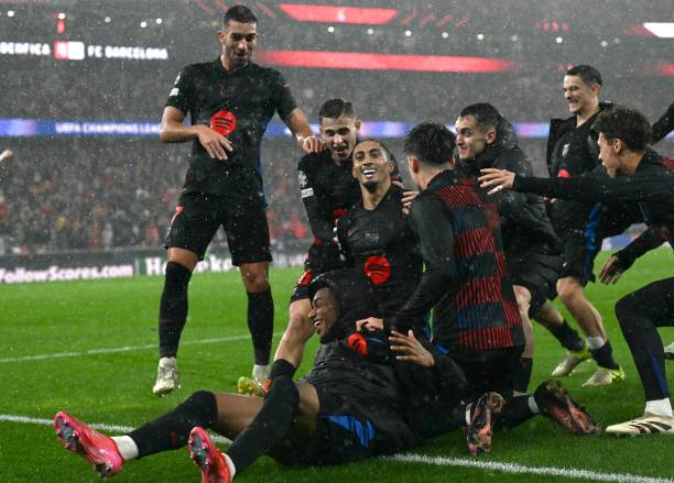 Raphinha fez o gol da vitória e o quinto do Barcelona, na última vez que enfrentaram o Benfica.