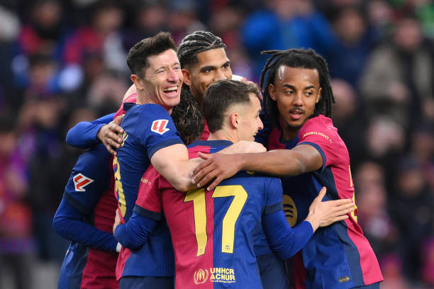 Gerard Martín, Casadó, Araújo e Lewandowski marcaram os gols da vitória do Barcelona contra a Real Sociedad, no último domingo (02). - Liverpool