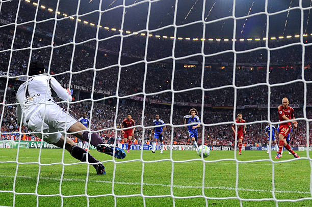 Momento exato da defesa de Cech na cobrança de Arjen Robben.