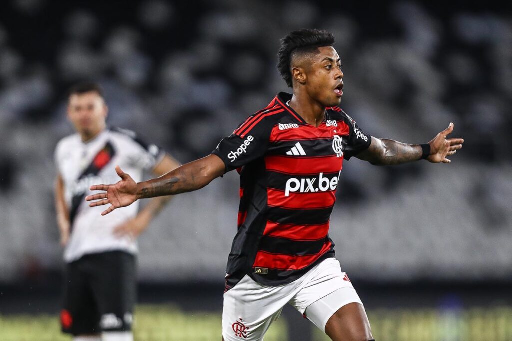 Bruno Henrique comemora golaço do Flamengo contra o Vasco na primeira semifinal do Campeonato Carioca