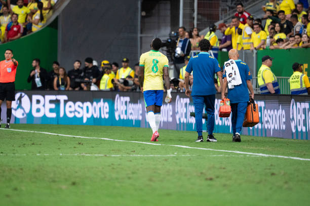 Gerson deixa o campo lamentando muito incômodo sentido na coxa. A torcida do Flamengo já demonstra preocupação, pois além de ser peça vital do meio campo, o camisa 8 é capitão do time carioca.