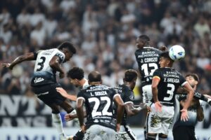 Félix Torres, autor do primeiro gol do Corinthians na vitória contra o Barcelona SC