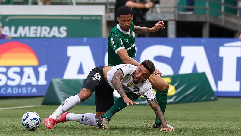 Igor Jesus disputa a bola com Murilo.
