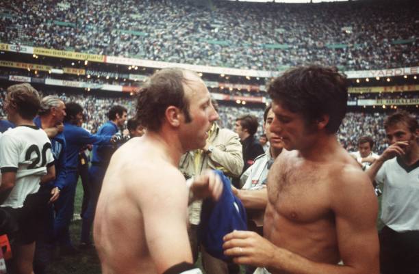 Uwe Seeler (à esquerda) e o atacante italiano Gianni Rivera (à direita) trocam de camisa após o apito final.