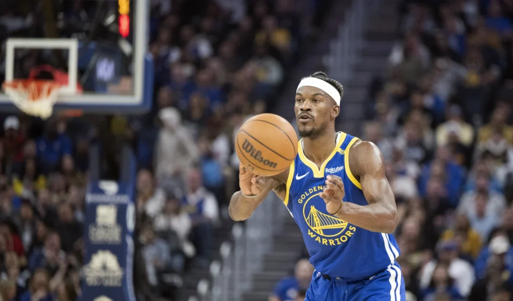 Jimmy Butler enfrentará o Miami Heat no Kaseya Center na noite desta terça-feira (25) pela primeira vez desde que solicitou a troca