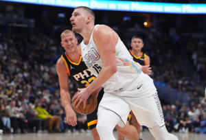 Nikola Jokic faz performance inacreditável.