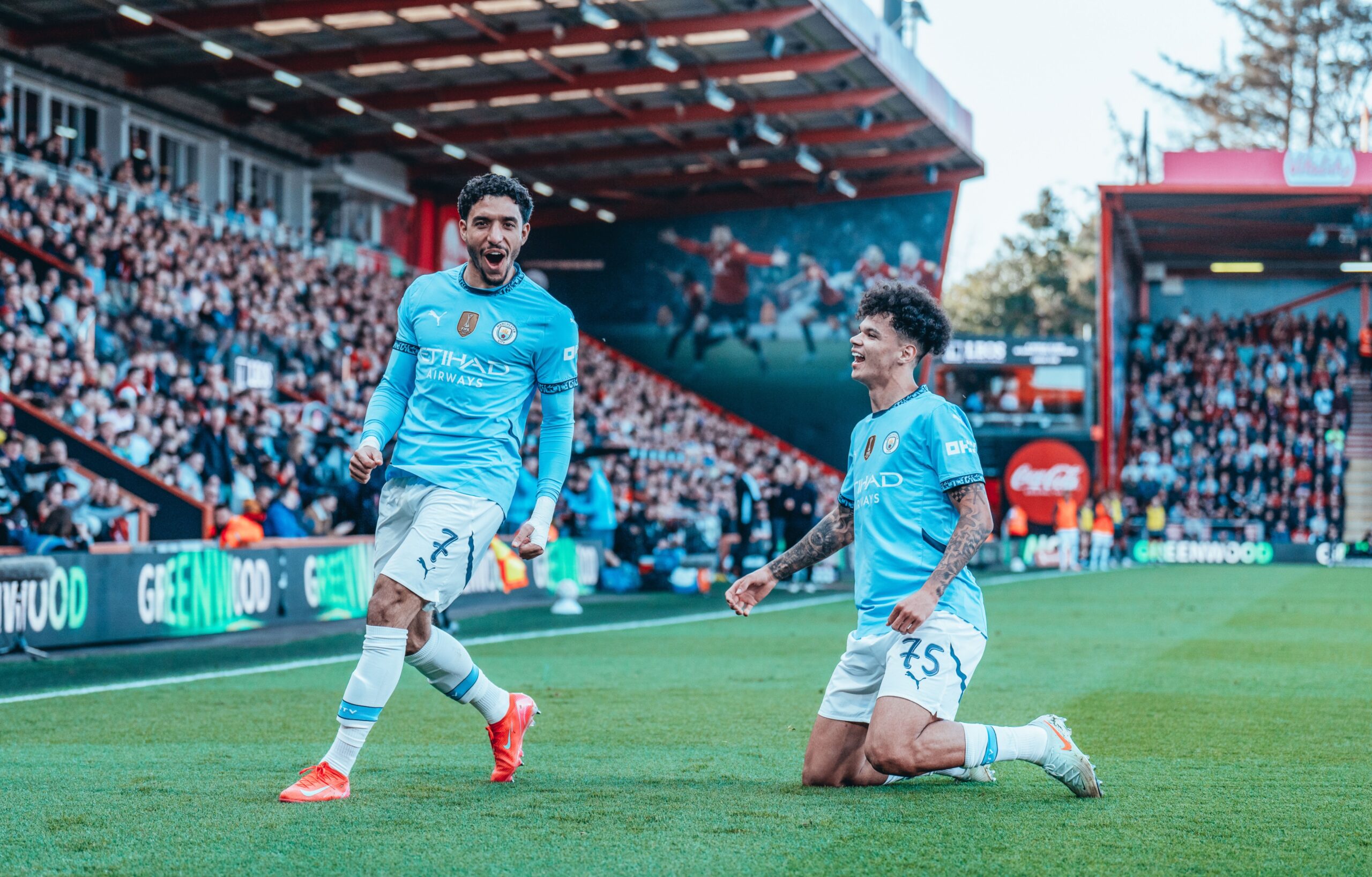 Nico O'Reilly e Omar Marnoush comemoram gol do Manchester City