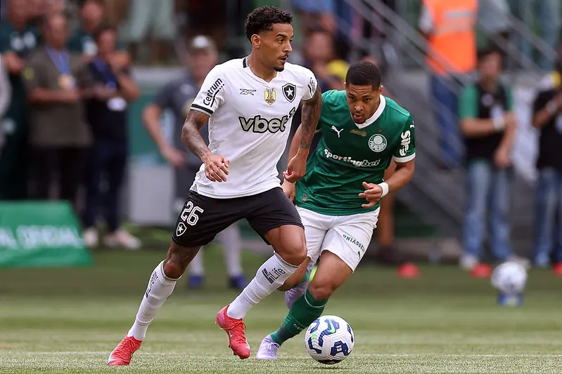 O Botafogo, em boa parte do primeiro tempo, teve o dobro de finalizações que o Palmeiras.
