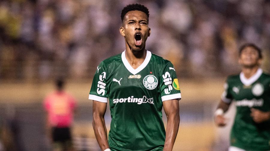 Estevão comemora um de seus gols contra o São Bernardo na classificação do Palmeiras