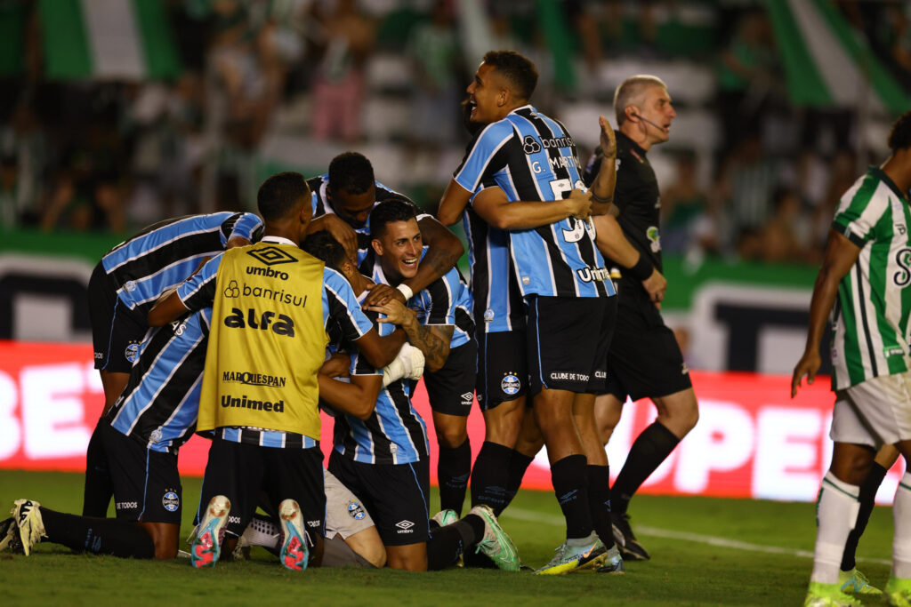 Grêmio marca no fim e se garante na final do Gauchão pela oitava vez consecutiva 