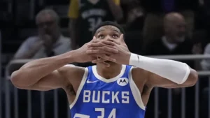 Giannis Antetokounmpo em alto nível.