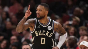 Giannis Antetokounmpo em alto nível.