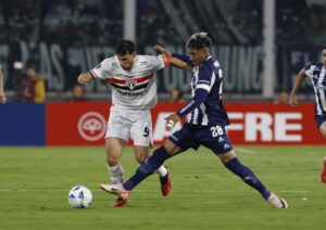Calleri marcou o gol que o tornaria artilheiro isolado do São Paulo na Libertadores. Lance, no entanto, foi anulado