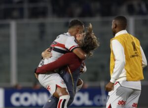 Autor do gol da vitória, Alisson comemora abraçado com Zubeldía