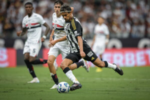 Gustavo Scarpa tentou em finalização de fora da área, mas parou no goleiro Rafael