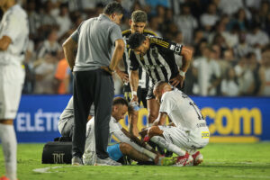 Após o segundo gol do Santos, Neymar voltou a sentir uma lesão na coxa esquerda e deixou o gramado ainda no primeiro tempo