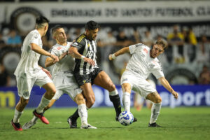 Hulk, muito bem marcado pela defesa do Santos, pouco pôde fazer na partida