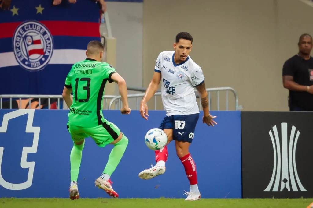 Bahia tentou jogadas nas laterais com Gilberto e Luciano Juba no primeiro tempo, mas não chegou ao gol de Ospina