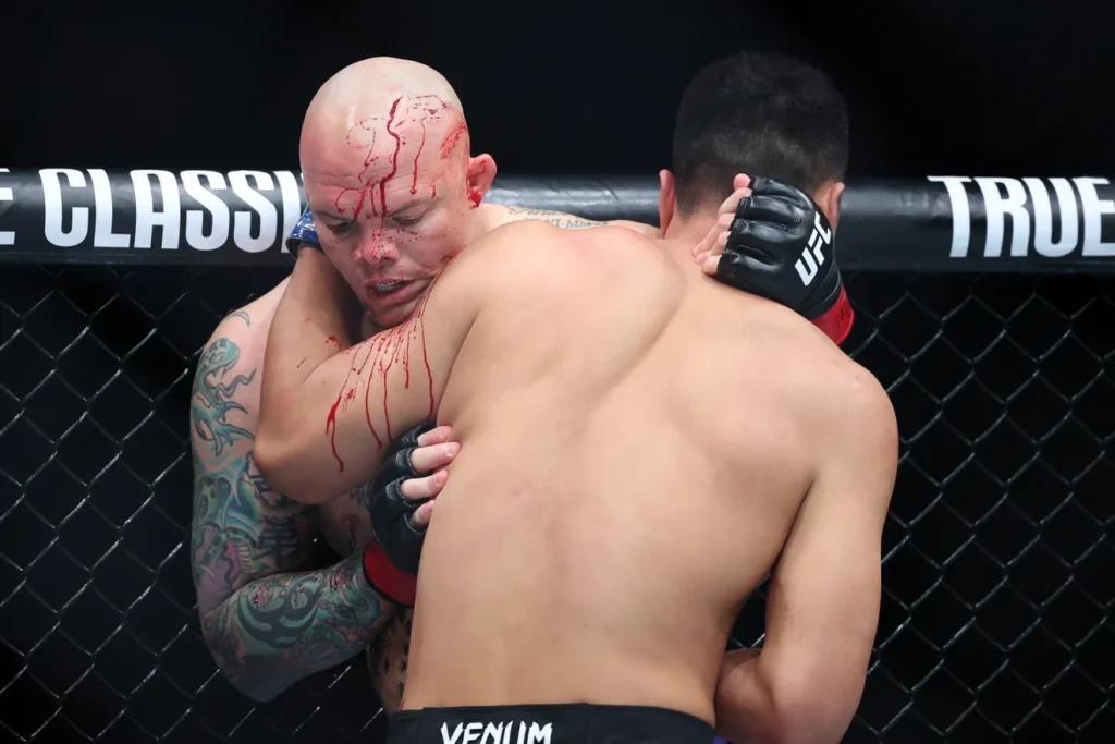 Zhang Mingyang impôs uma aposentadoria sanguinária a Anthony Smith