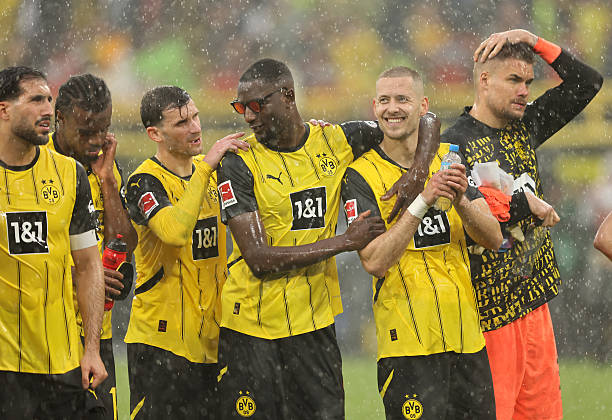 Jogadores do Dortmund comemoram a vitória após o apito final. Detalhe para Serhou Guirassy, autor de um dos gols no certame, de óculos escuros na imagem.