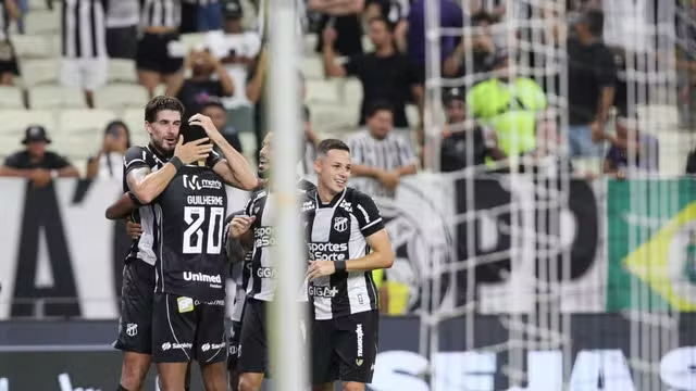 Pedro Raul comemora o gol junto com seus companheiros, destaque para Guilherme, autor da assistência do segundo gol do Ceará