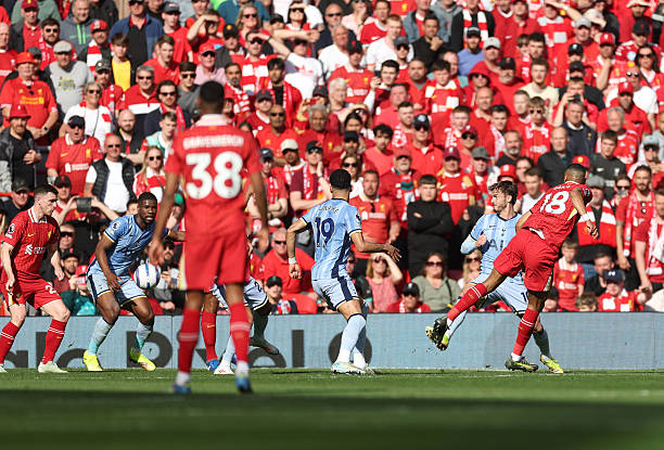 Cody Gakpo no momento do arremate, em que foi concretizado o terceiro gol do Liverpool. Este foi o nono gol do holandês em 31 aparições nesta temporada 2024/2025