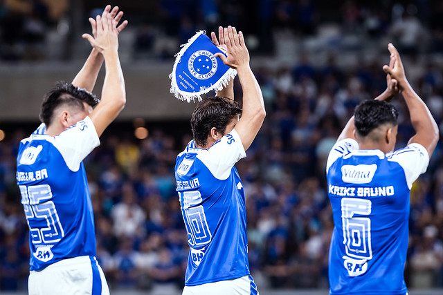 Villalba, Lucas Silva e Kaiki Bruno saudando a torcida no momento em que as equipes estavam perfiladas em campo. O jovem camisa 6 do Cruzeiro, inclusive, é uma das novidades no time titular.