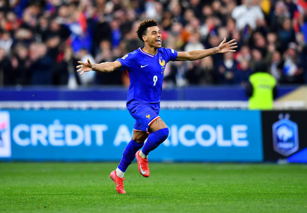 Desiré, vestindo a camisa 9, celebra a classificação francesa diante da Croácia na Nations League. Doué foi sétimo batedor de Les Bleus, nas cobranças.