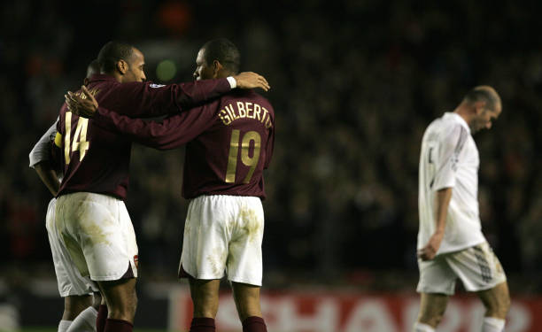 Gilberto SIlva abraça Henry em comemoração a classificação do Arsenal. Detalhe para Zidane (no fundo da imagem) cabisbaixo.