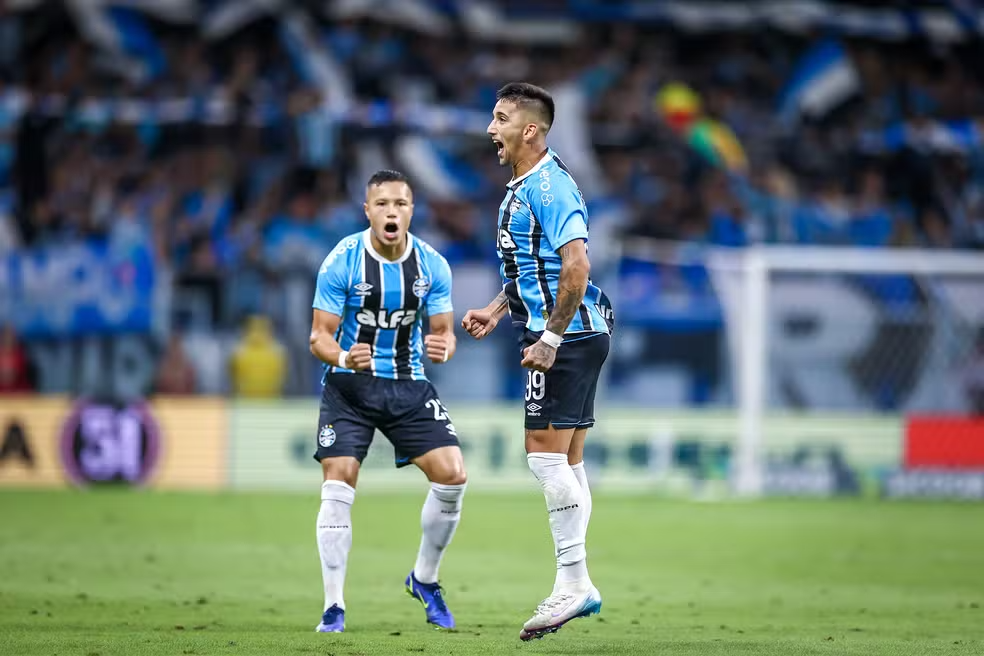 Cristian Olivera comemora o gol do Grêmio no clássico do último sábado. O atacante fez o gol que inaugurou o placar np Gre-Nal 447.