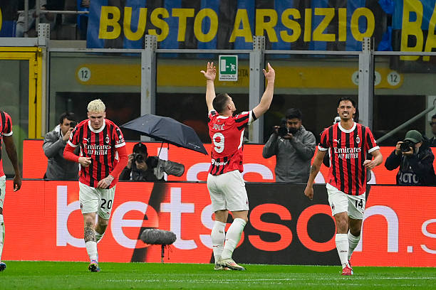 Jovic comemora o gol diante da torcida do Milan, visitante no jogo de hoje. Botafogo