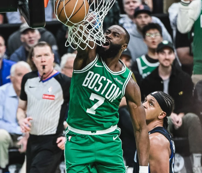 Jaylen Brown aproveita turnover e aplica enterrada em Celtics x Magic nos Playoffs da NBA