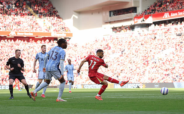 Salah encontrou o caminho das redes da forma em que mais conhece. O egípcio tem 28 gols na atual Premier League e não foi substituído nenhuma vez.