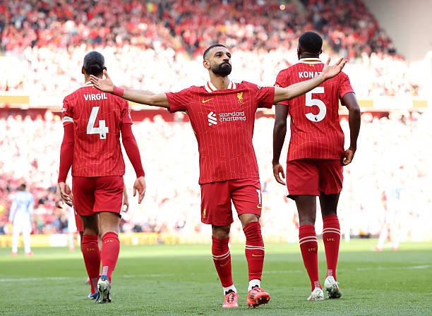 Salah comemora o gol diante da torcida do Liverpool. O egípcio na celebração pegou um celular e tirou uma selfie junto da arquibancada ensandecida.