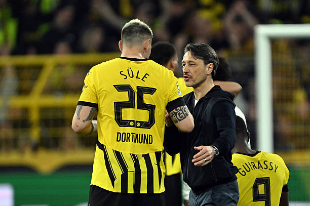 Niko Kovac cumprimenta seus jogadores, em uma demonstração de felicitação pela partida bravamente disputada.