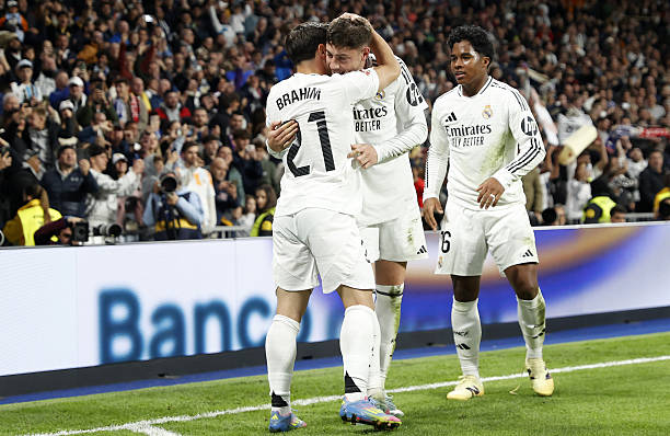 Valverde, autor do gol da vitória do Real Madrid, comemora junto de Brahim Díaz e Endrick. Tanto o camisa 21, quanto o 16 entraram no decorrer na partida.
