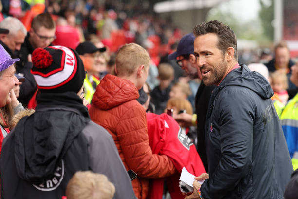 Ryan Reynolds cumprimenta os torcedores do Wrexham, clube do qual é proprietário, na partida contra o Milton Keynes Dons.