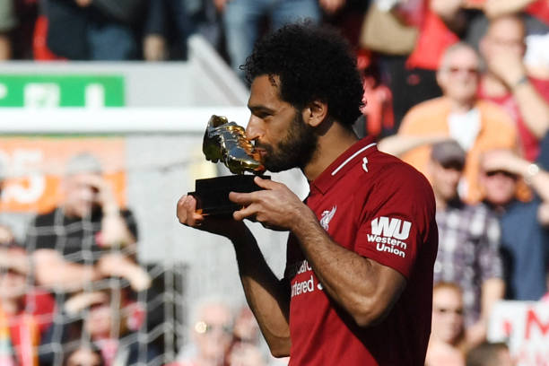 Mohamed Salah beija o prêmio da chuteira de ouro da Premier League — honraria dada àquele que foi artilheiro do torneio.