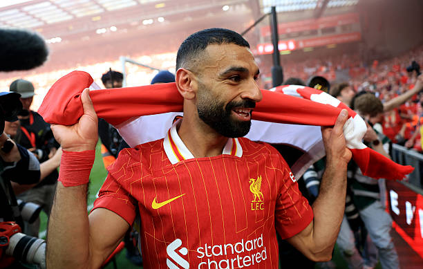 Mohamed Salah comemora a vitória do time e a confirmação do título diante do Tottenham, no último domingo.