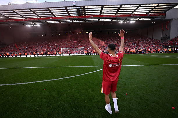 Salah cumprimenta a torcida na festa do título do Liverpool.