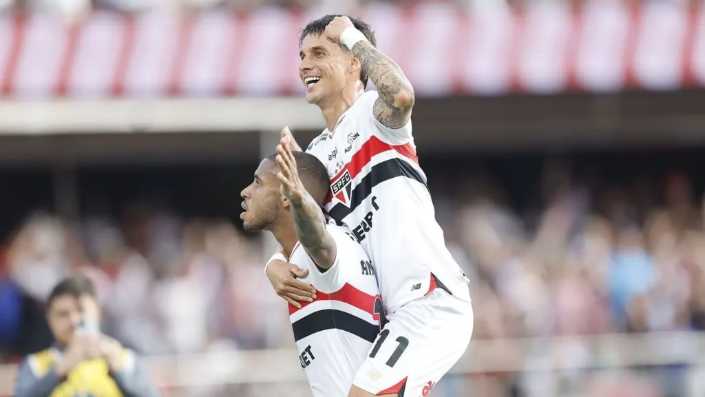 Autores dos gols comemoram o segundo tento do São Paulo na vitória diante do Santos