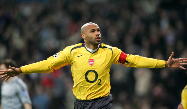 Na jogada do gol, Thierry se desvencilhou da marcação de Ronaldo, Mejía e Gravesen.