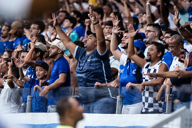 Torcida do Cruzeiro comemora a boa partida de seu time na última quinta (17).