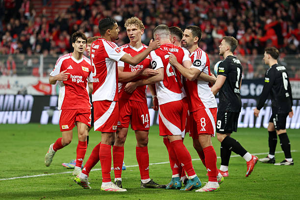 Comemoração da equipe do quarto gol do Union Berlin. Os oito gols da partida foram marcados só no primeiro tempo.