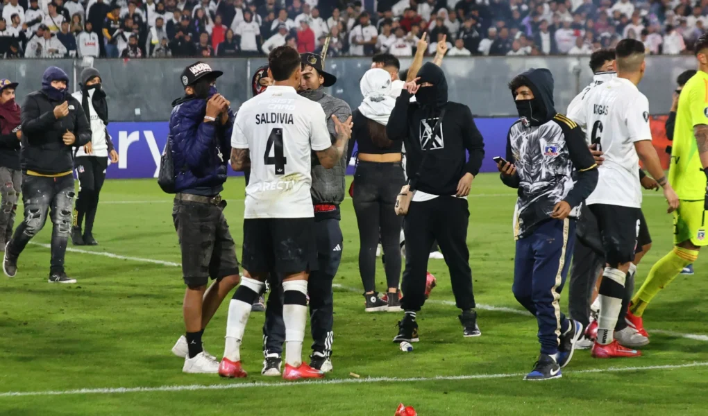 Jogo entre Colo-Colo e Fortaleza é suspenso após invasão de torcedores ao gramado provocada pela morte de dois torcedores antes do jogo