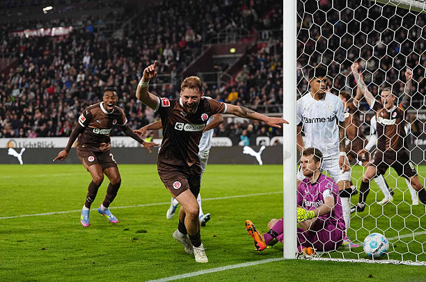 Carlo Boukhalfa comemora o gol de empate do St.Pauli. Este foi o segundo gol do meio campista nesta Bundesliga.